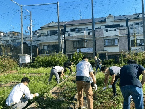 住友商事プロボノメンバー×龍谷大学生 『いくPAの体験農園』で雑草抜き活動