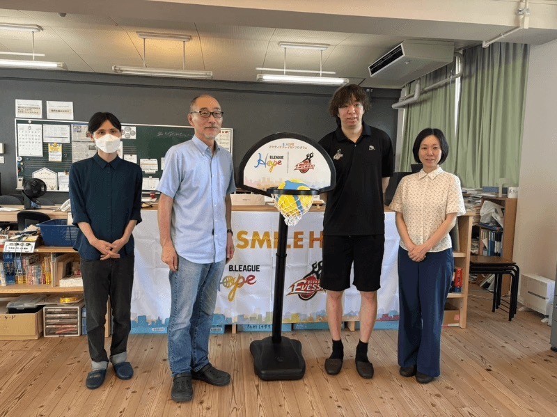 大阪エヴェッサさまよりミニバスケットゴールを寄贈いただきました!