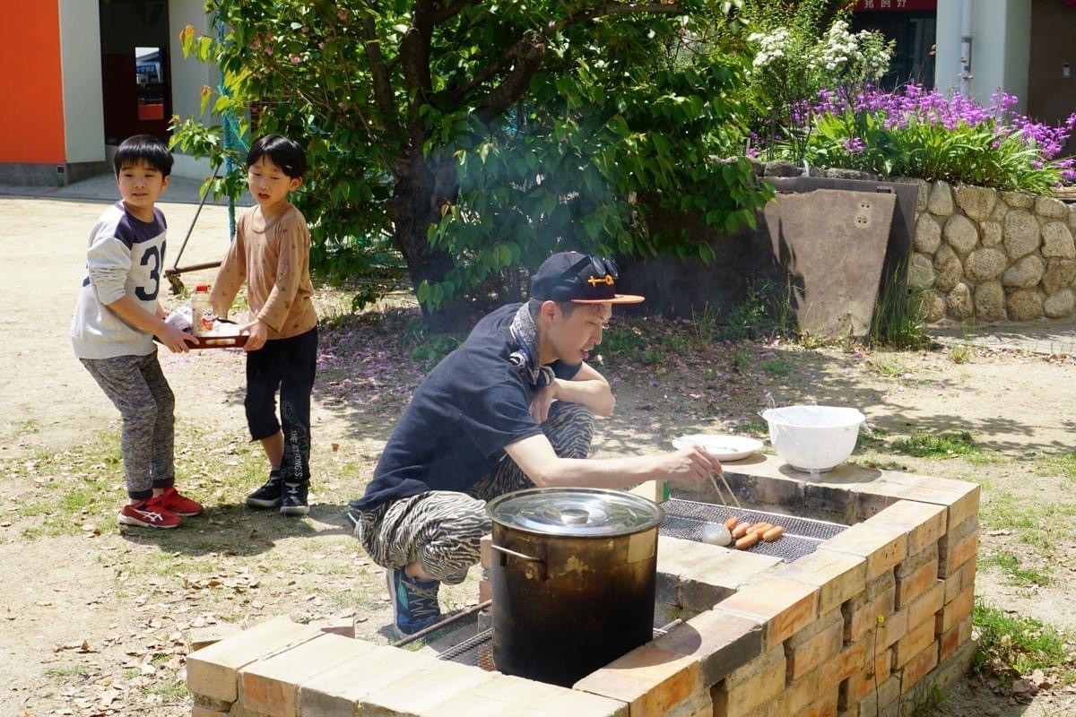 かまどベンチで野外調理をしました！～おにぎり・てんこもり～