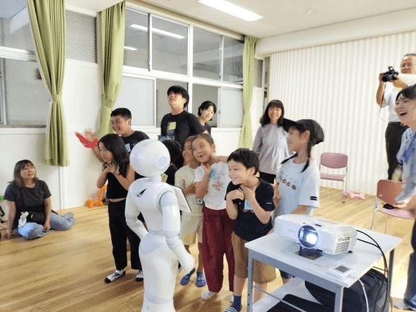 Pepperと「世界のことばで遊ぼう」を開催しました